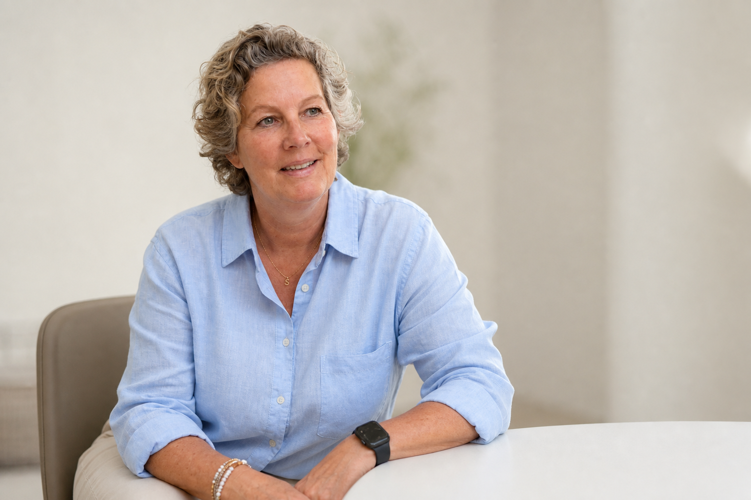 Susanne Lentz-Pesch im Gespräch an einem hellen Tisch